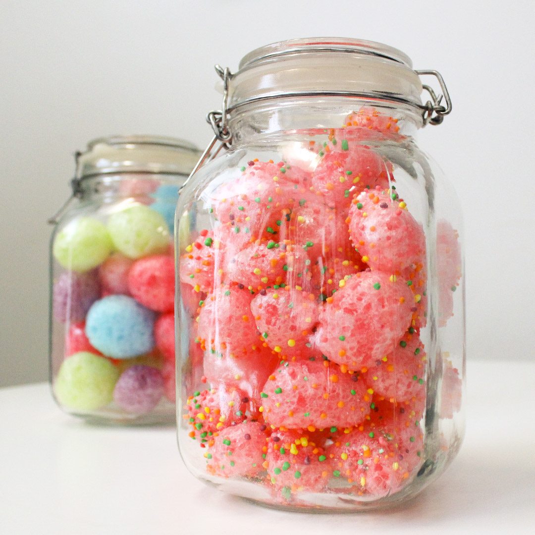 Colourful freeze-dried sweets prepared as a crisp snack